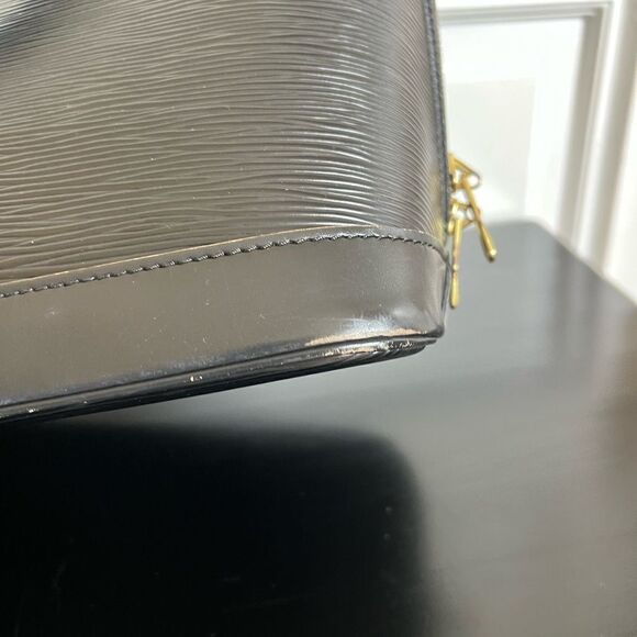 AUTHENTIC LOUIS VUITTON ALMA in Black Epi Leather - Picture 11 of 14